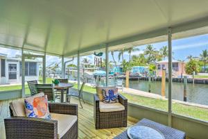 Posezení v ubytování Ocean Access Jensen Beach Home Dock and Lanai!
