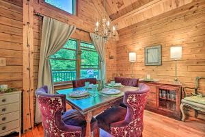 uma sala de jantar em madeira com uma mesa e cadeiras em Cozy Mount Snow Chalet with Game Room and Hot Tub em Dover