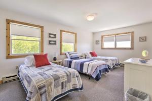 Ліжко або ліжка в номері Waterfront Alburgh Getaway with Private Beach!