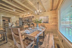 Fotografie z fotogalerie ubytování Hot Tub, Pool Access and Fire Pit Gatlinburg Cabin v destinaci Gatlinburg