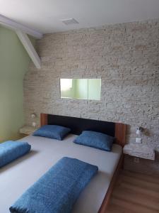 Posteľ alebo postele v izbe v ubytovaní Corner Apartman 5