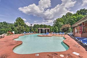 Bazén v ubytování Hot Tub, Pool Access and Fire Pit Gatlinburg Cabin nebo v jeho okolí