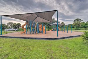 un parque con parque infantil con dosel y toboganes en Canal Front Rotonda West Home By Beach, en Rotunda-West
