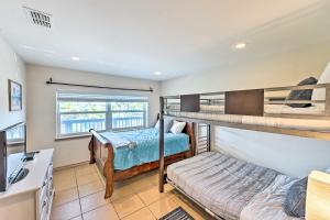 Postel nebo postele na pokoji v ubytování Sea-King Sol Ocean-View Condo in Port Aransas!