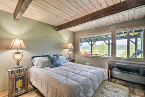 Bright and Airy Home with Sweeping View and Hot Tub tesisinde bir odada yatak veya yataklar