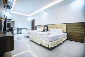 Säng eller sängar i ett rum på Khách sạn Hero Thanh Hóa