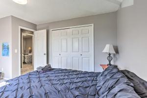 Tempat tidur dalam kamar di Littleton Family Home about 12 Mi to Dtwn Denver!