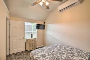Llit o llits en una habitació de Stylish Woodville Cabin Fishing Dock Access!