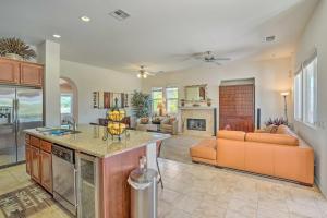 cocina y sala de estar de planta abierta en Sunny Palm Desert Home - Swim, Golf and Relax! en Palm Desert