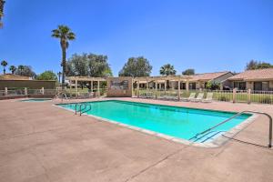 Swimming pool sa o malapit sa Sunny Palm Desert Home - Swim, Golf and Relax!