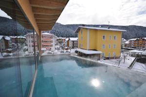 una grande piscina nel mezzo di una città di Hotel Select ad Andalo