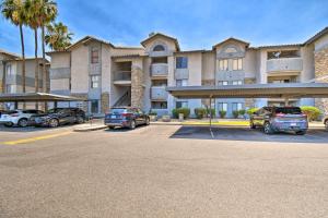 a large building with cars parked in a parking lot at 6 Mi to Downtown Phoenix Condo with Pool Access! in Phoenix