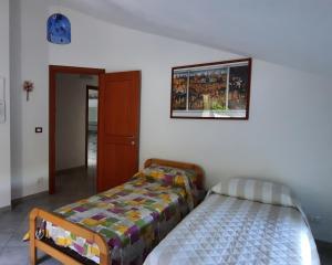 a bedroom with a twin bed and a window at Ai pè da Colla in Castelbianco