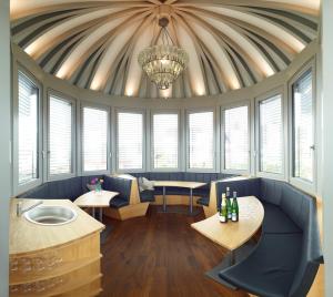 Zimmer mit einer Decke, Fenstern und einem Kronleuchter in der Unterkunft Weingut & Gästehaus Schumann in Lieser