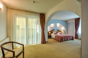 Un pat sau paturi într-o cameră la Hotel Ambient