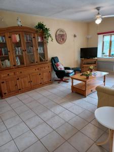 sala de estar con sofá y mesa en Gite un bout du sud, en Châtel-Montagne