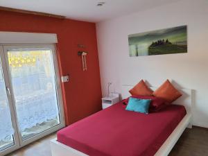 - une chambre avec un lit et une grande fenêtre dans l'établissement 2 Bedroom Apartment with Terrace & Beautiful View, à Vöhrenbach