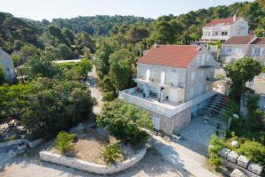 an overhead view of a house with a red roof at Guesthouse Sanela in Pomena