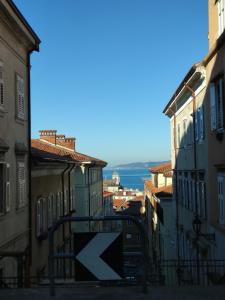 an arrow sign in the middle of a city at Gioiellino a Trieste in Trieste