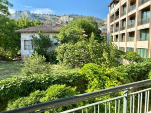 uma varanda de um edifício com árvores e arbustos em Home Sweet Home Black Sea View em Balchik