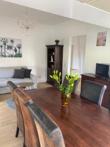 a living room with a table and a couch at Marlene Ferienwohnung mit Dachterasse ca 50qm in Burg