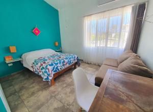 En eller flere senger på et rom på Adventure Inn La Paz