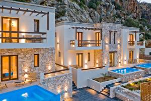 Bazén v ubytování Ypsilos Beach Suites Adults Only nebo v jeho okolí