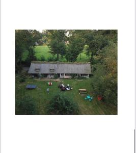 an aerial view of a house with people in the yard at Chaleureuse chaumière proche Château et plages in Pleine-sève