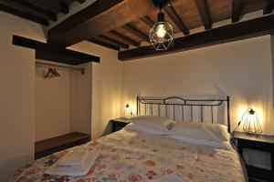 um quarto com uma cama grande e 2 mesas de cabeceira em La Casa Colonica em Tuoro sul Trasimeno