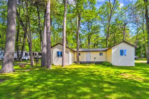 Κήπος έξω από το Stone Lake Cabin Grill and Access to Fishing!