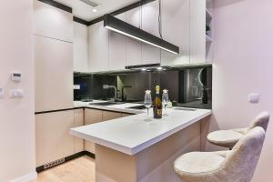 Kuchyň nebo kuchyňský kout v ubytování La Fiaba Rafailovici Apartment