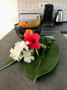 a bouquet of flowers on top of a green leaf at Donalolaplaya in Mijas Costa