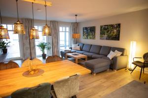 uma sala de estar com um sofá e uma mesa em Hanses Hof em Brilon