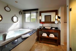 bagno con vasca e lavandino di Grand Palladium Lady Hamilton Resort & Spa - All Inclusive a Lucea