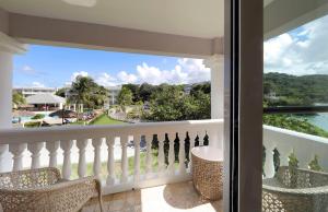 einen Balkon mit Stühlen und Meerblick in der Unterkunft Grand Palladium Lady Hamilton Resort & Spa - All Inclusive in Lucea