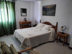 Ένα ή περισσότερα κρεβάτια σε δωμάτιο στο Piso en Conil, 1º linea de playa con Wifi gratis