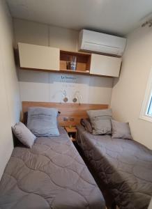 mały pokój z 2 łóżkami i grzejnikiem w obiekcie Mobil home privé prestige " Le Rêve d'été" w mieście Pierrefeu-du-Var