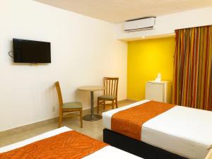 Postel nebo postele na pokoji v ubytování Hotel Los Cocos Chetumal