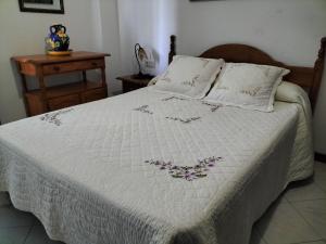 Ένα ή περισσότερα κρεβάτια σε δωμάτιο στο Piso en Conil, 1º linea de playa con Wifi gratis
