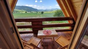 vistas a un porche con mesa y sillas en VILA LENA en Kokin Brod