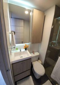 Ένα μπάνιο στο Elegant-cozy loft in the center historic of Bogotá +35 φωτογραφίες