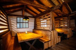 Zimmer mit einem Holztisch in einer Hütte in der Unterkunft Hanses Hof in Brilon