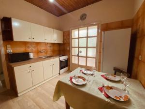 Кухня или мини-кухня в Beach House
