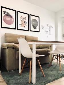a living room with a table and a couch at Apartamentos Élite - Art Collection - Frida in Mérida