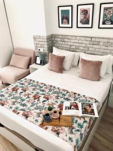 เตียงในห้องที่ Apartamentos Élite - Art Collection - Frida
