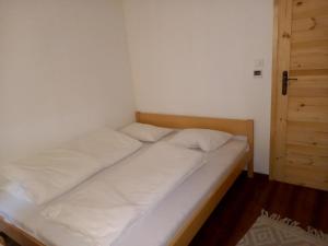 Posteľ alebo postele v izbe v ubytovaní Apartmany Milano s výrivkou a terasou