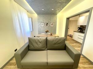 ein Wohnzimmer mit einem Sofa und einer Küche in der Unterkunft Mangio Dubrovnik Silver in Dubrovnik