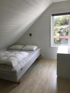 Postelja oz. postelje v sobi nastanitve Flekkerøy sjøboder 4 soverom 8 senger