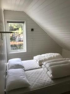 Postelja oz. postelje v sobi nastanitve Flekkerøy sjøboder 4 soverom 8 senger