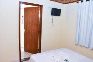 um quarto com uma mesa e uma porta de madeira em Hotel Fazenda Haras em Olímpia